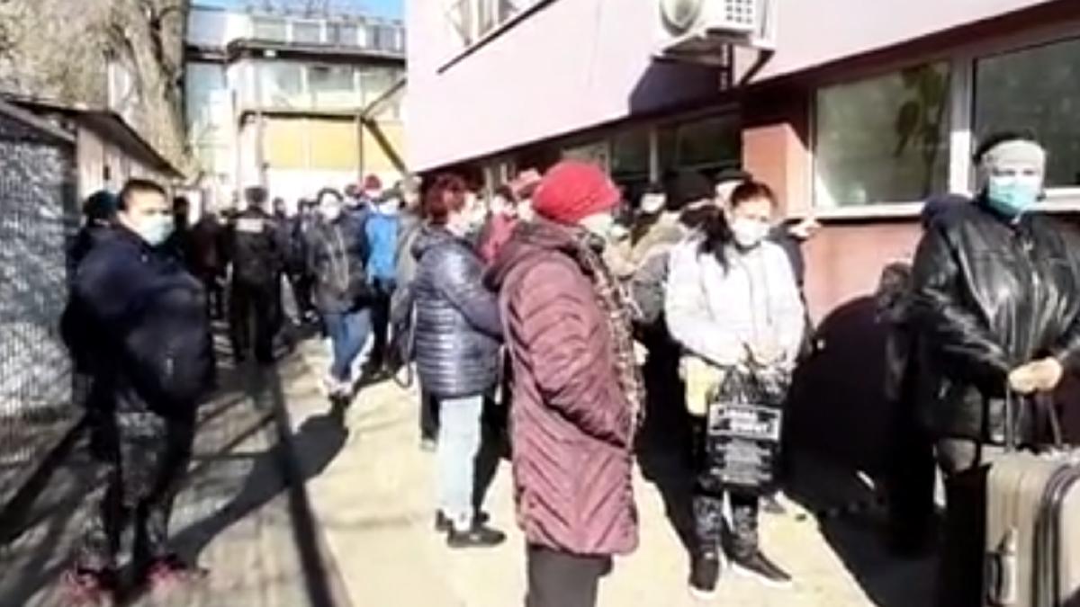 romanii--inghesuiti-la-centrul-unde-sunt-distribuite-pachetele-alimentare-de-la-ue