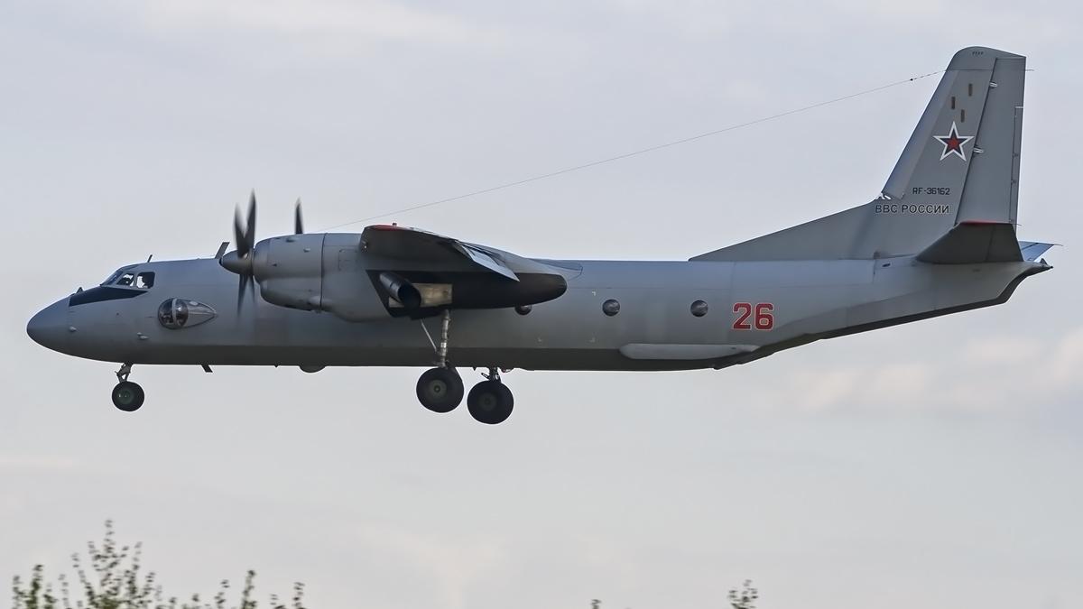 avion-militar-antonov-26-flickr