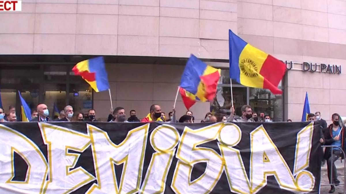 protest-in-fata-ministerului-sanatatii--george-simion-prc-e2prc-80prc-9evrem-demisia-lui-vlad-voiculescu--nu-o-sa-cedamprc-e2prc-80prc-9d