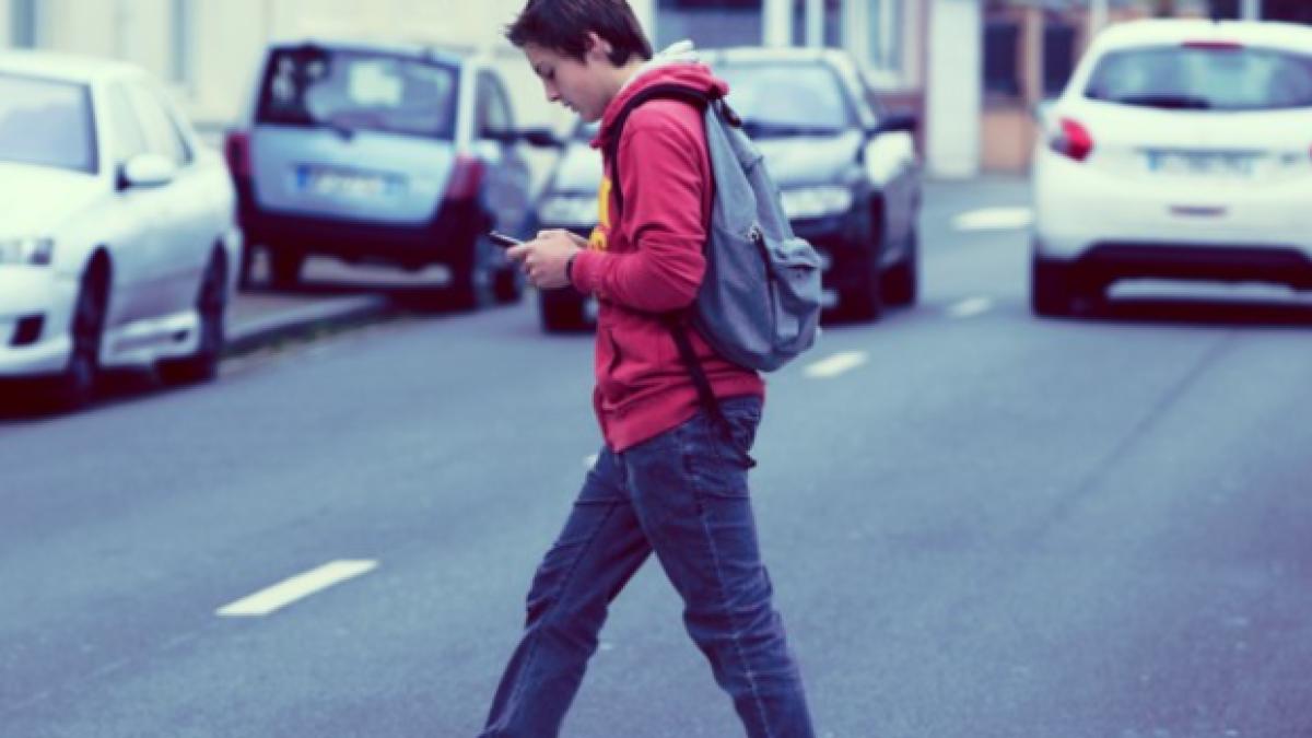 pietonii-care-se-uita-in-telefon-atunci-cand-traverseaza-strada-ar-putea-fi-amendati