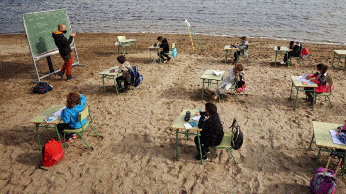 lectiile-online-s-au-mutat-pe-plaja-sursa-foto-el-espanol-facebook