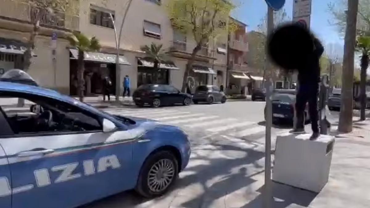 italia--o-romanca--protest-impotriva-restrictiilor--pe-un-cos-de-gunoi-prc-e2prc-80prc-9estau-fara-munca-de-un-an-de-zile--vreau-sa-lucrezprc-e2prc-80prc-9d-video