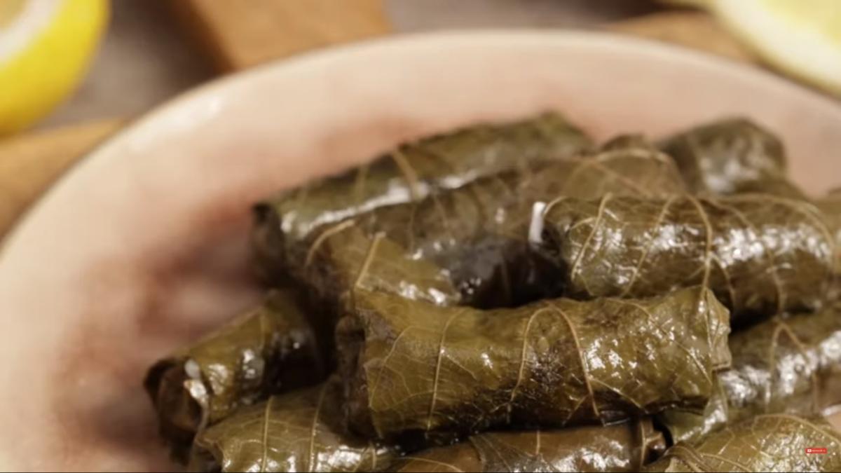 sarmale-de-post-cu-dovlecei--in-foi-de-vita-reteta-care-va-parfuma-bucataria-cu-miros-de-primavara