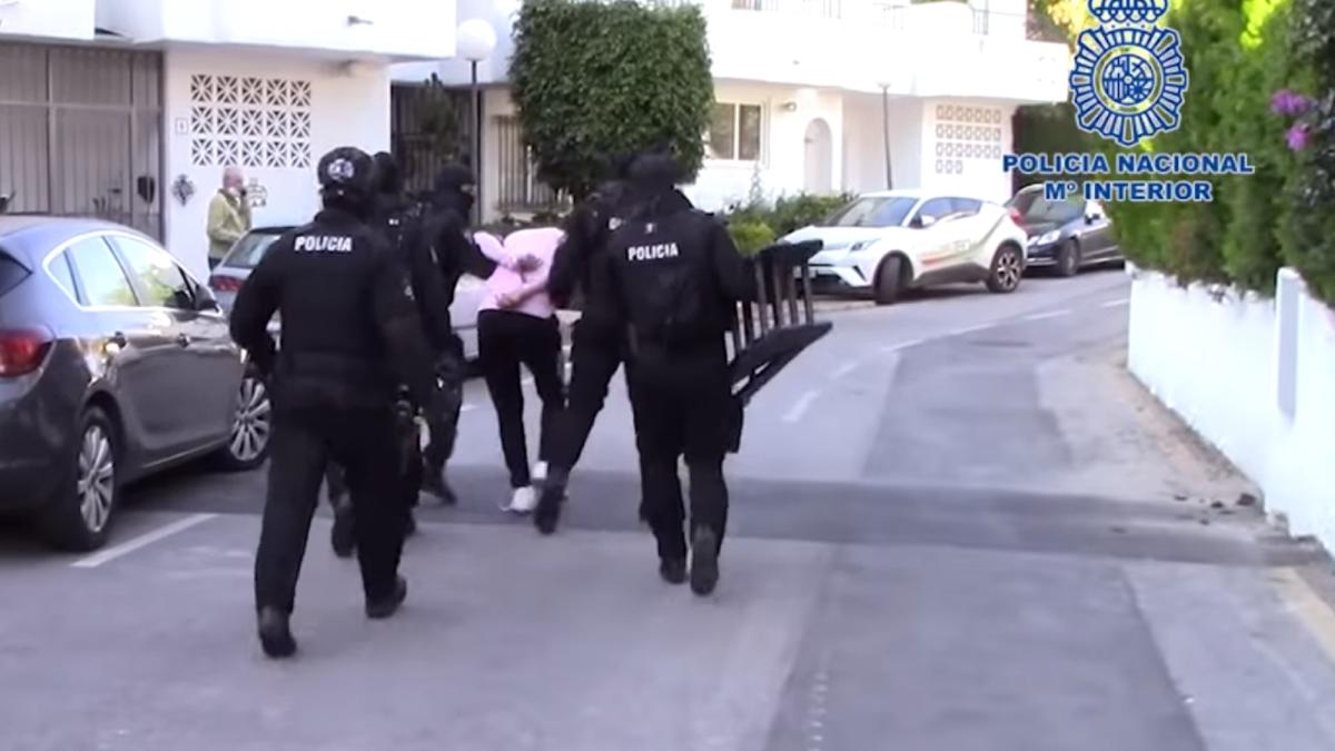 spania--un-roman-si-a-batut-si-violat-sotia-de-fata-cu-cei-doi-copii-prc-e2prc-80prc-9ete-tai-bucati--trimit-ramasitele-familiei-si-ma-arunc-cu-baietii-de-la-balconprc-e2prc-80prc-9d