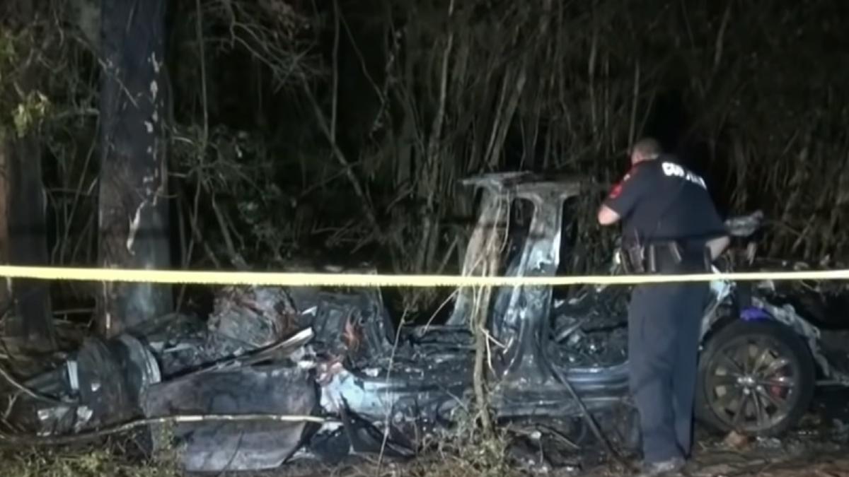 doi-barbati-au-murit-dupa-ce-au-intrat-cu-o-tesla-intr-un-copac--anchetatori-prc-e2prc-80prc-9enimeni-nu-conducea-masinaprc-e2prc-80prc-9d-video