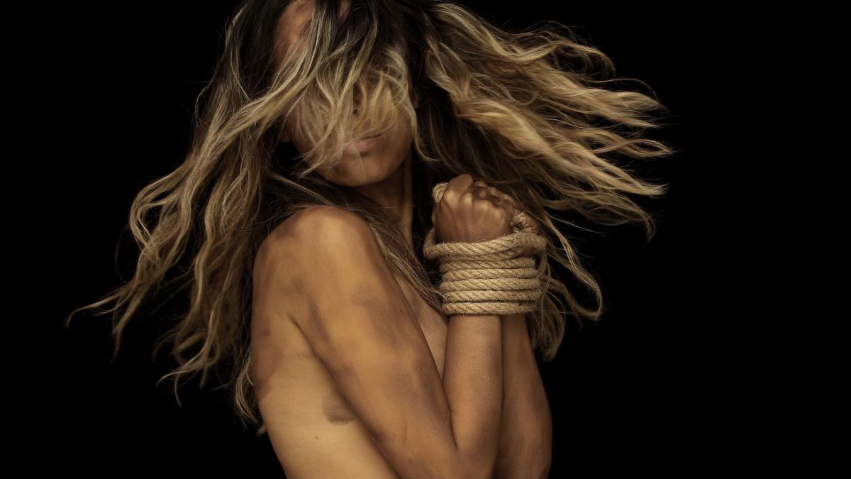 zece-romani-au-obtinut-1-milion-de-dolari-din-exploatarea-sexuala-a-unor-conationale-in-strainatate