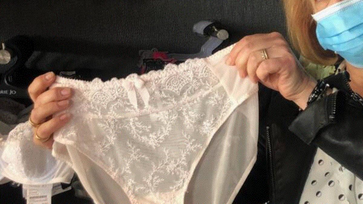 protest-inedit--premierul-francez-a-primit-sute-de-colete-cu-lenjerie-intima