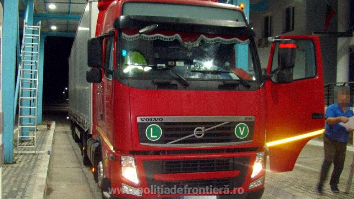 camion--condus-de-un-roman--oprit-la-frontiera