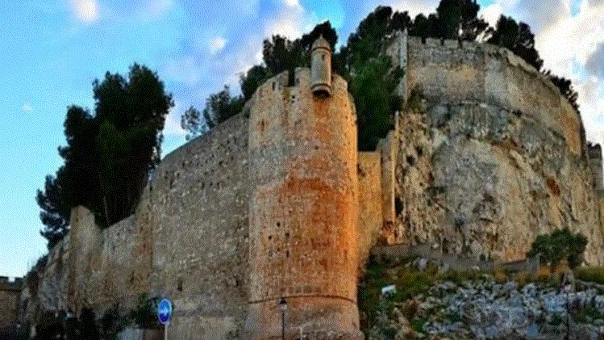 spania--romanca-care-s-a-aruncat-cu-bebelusul-in-brate--din-turnul-castelului-denia--ar-putea-sta-20-de-ani-intr-un-spital-de-psihiatrie