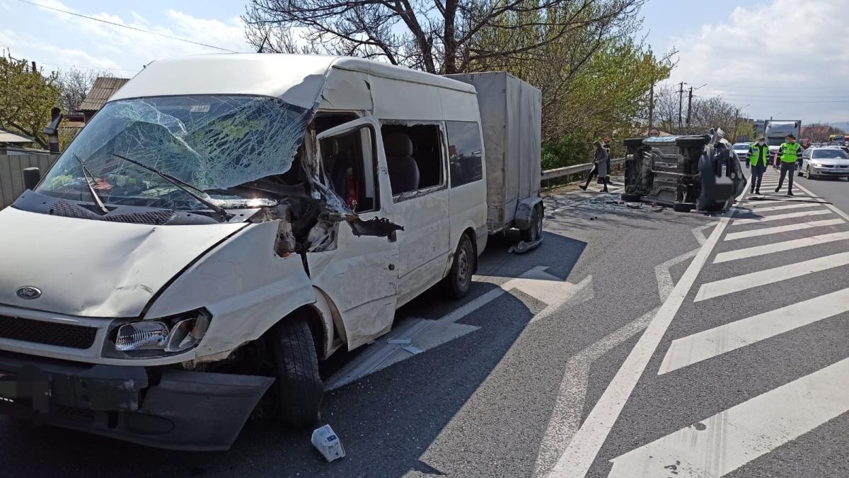 microbuz-accidnet-masina-frontl