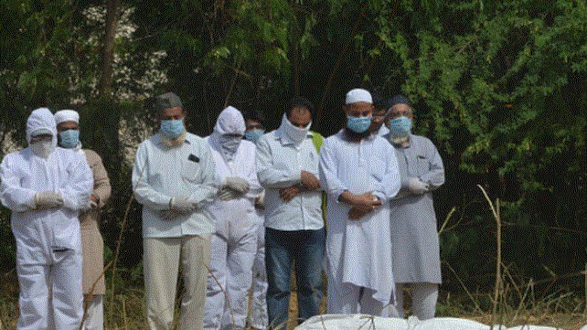 imaginile-durerii-in-india--spitale-refuza-pacientii-fara-butelii-de-oxigen--aduse-de-acasa--crematoriile--depasite-de-numarul-de-decedati