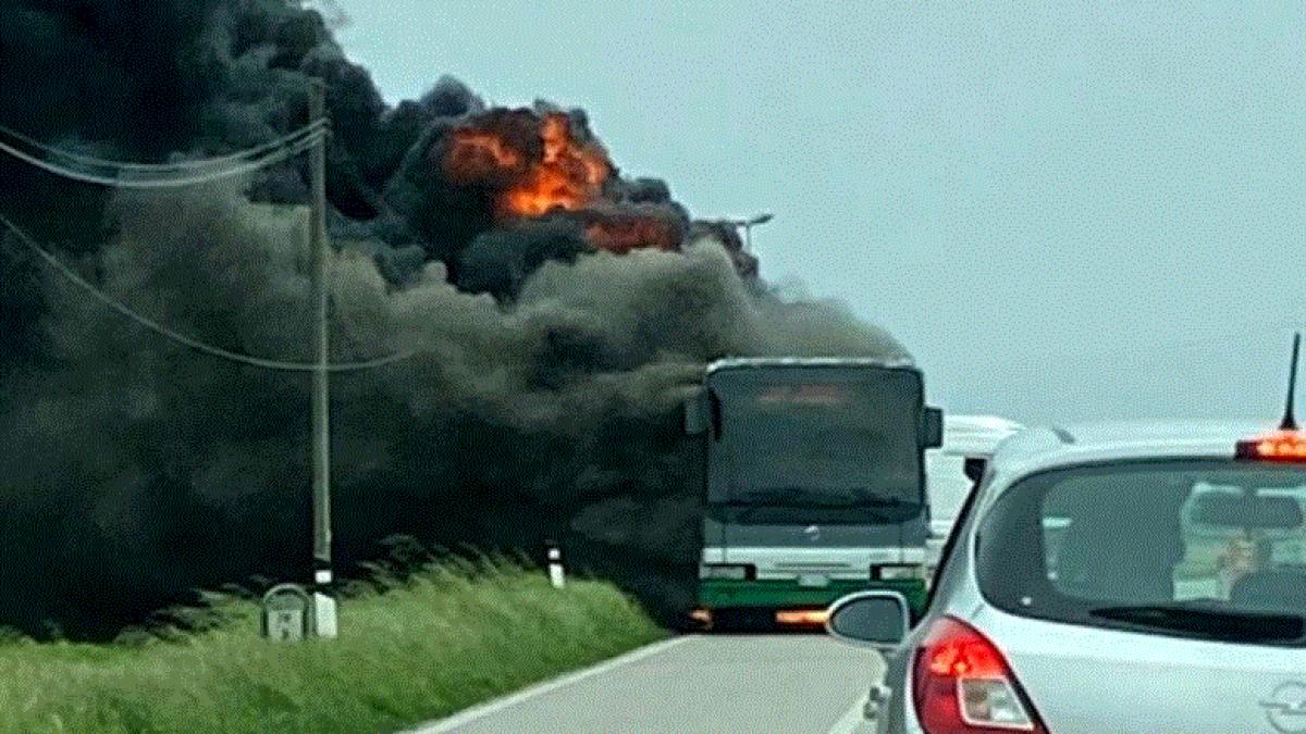 italia--momente-de-panica-pe-o-sosea--un-autobuz-plin-cu-elevi-a-luat-foc-in-mers