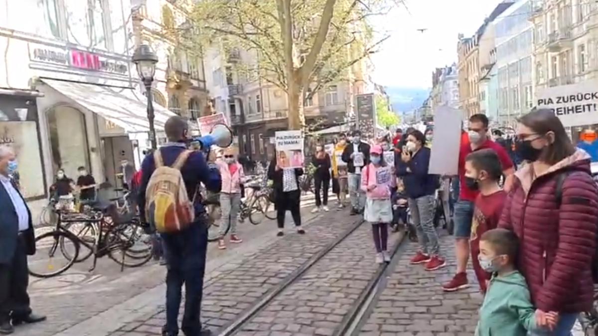 germania--aproximativ-200-de-persoane-au-protestat-impotriva-abuzurilor-comise-in-cazul-piei--fetita-romanca-luata-din-bratele-mamei