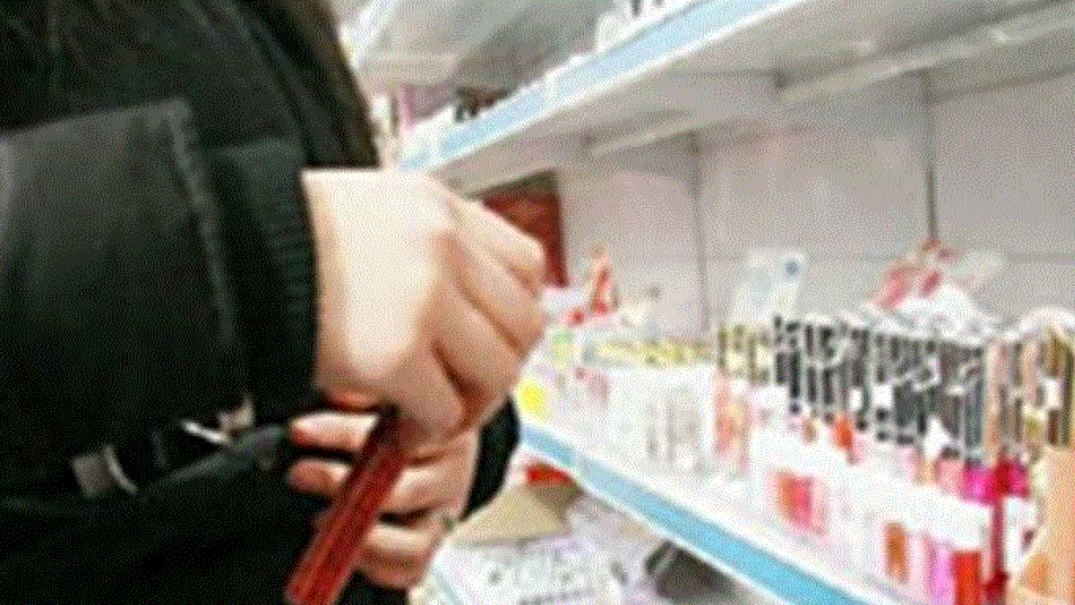 italia--romanca--prinsa-cu-geanta-plina-de-parfumuri-intr-un-magazin