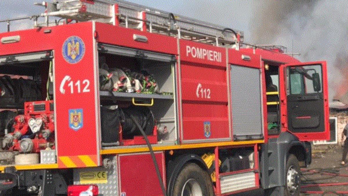 incendiu-puternic-la-o-fabrica-de-mobila--isu-mures-a-cerut-sprijin-din-judetele-alaturate