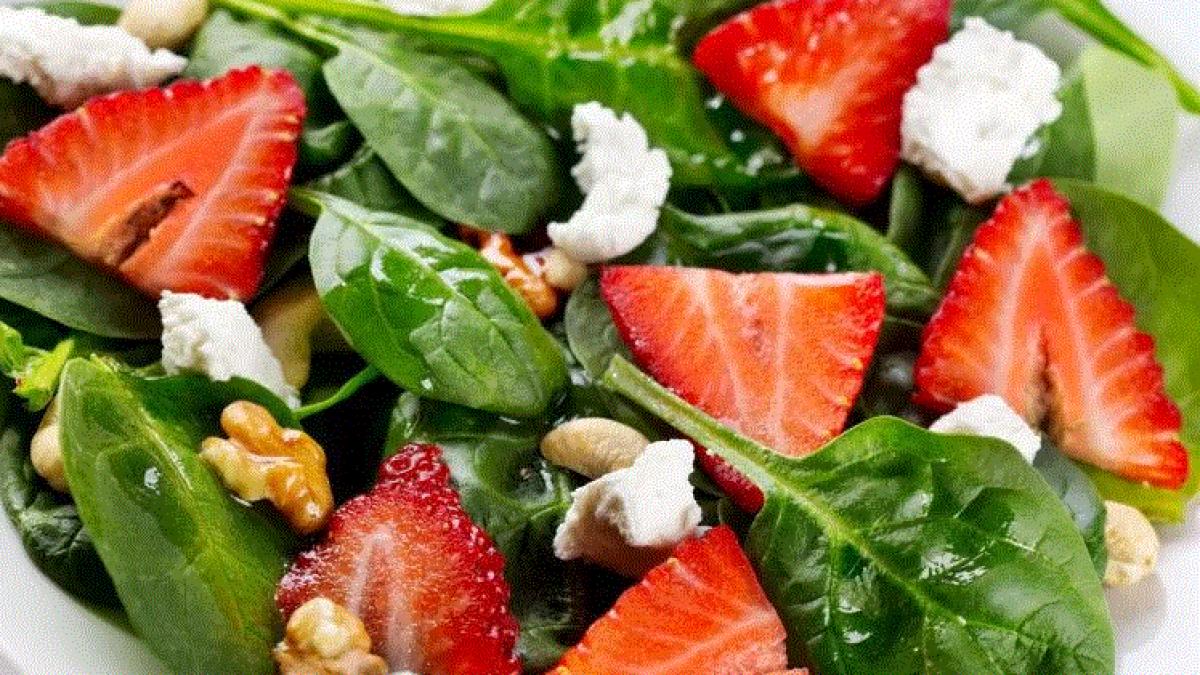 salata-de-spanac-cu-capsuni-si-branza-de-capra