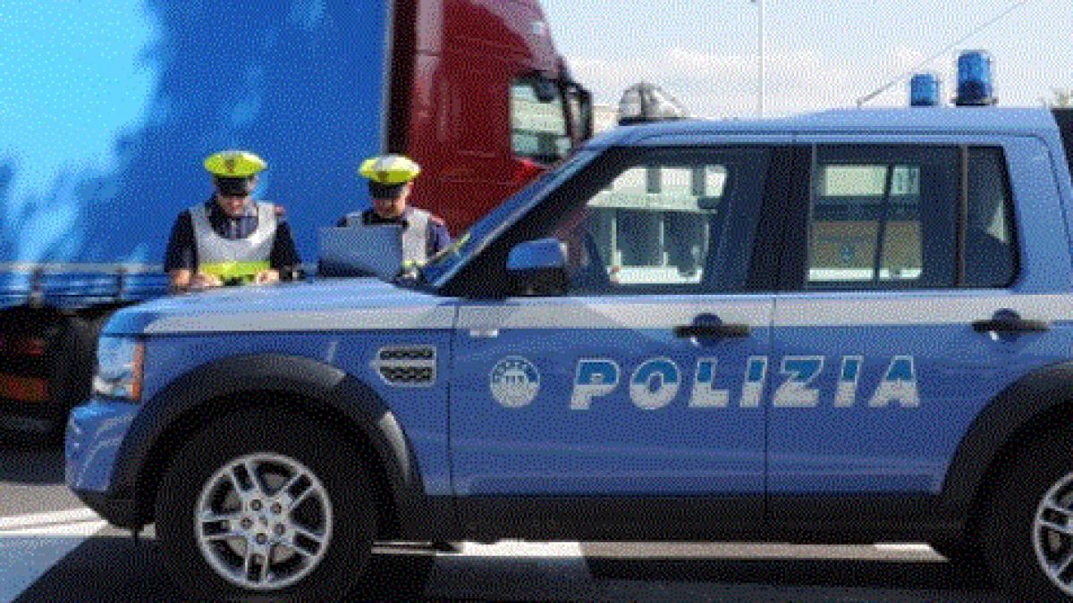 roman--cu-masina-burdusita-cu-bunuri-furate-din-franta--retinut-in-italia--prada-de-20-000-de-euro