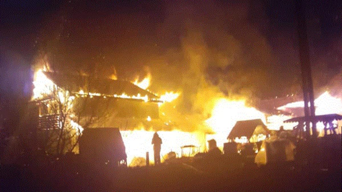 dupa-o-cearta-cu-sotia--un-tanar-si-a-incendiat-casa--in-prima-zi-de-pasteprc-c2prc-a0