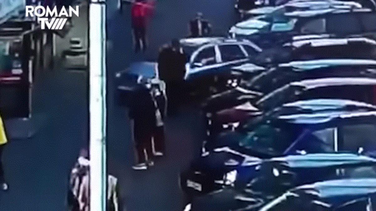 trei-persoane--aflate-pe-un-trotuar--spulberate-de-o-masina