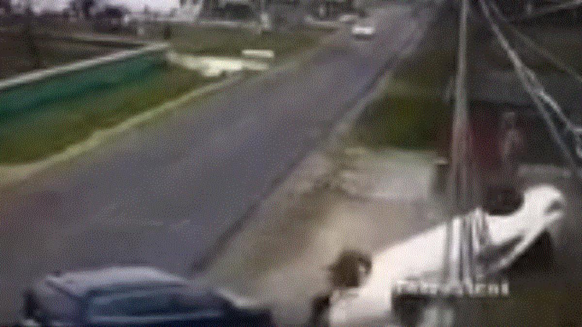 un-vitezoman-beat-s-a-rasturnat--dupa-ce-a-lovit-un-gard-si-un-automobil-parcat