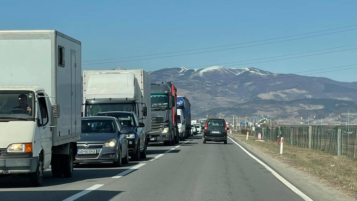aglomeratie-tir-tiruri-trafic-autostrada-autostrazi-masina-masini