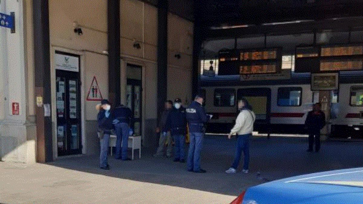 italia--inarmat-cu-o-bata-de-fier--un-roman-a-distrus-tot-ce-i-a-iesit-in-cale--in-gara-centrala-din-spezia