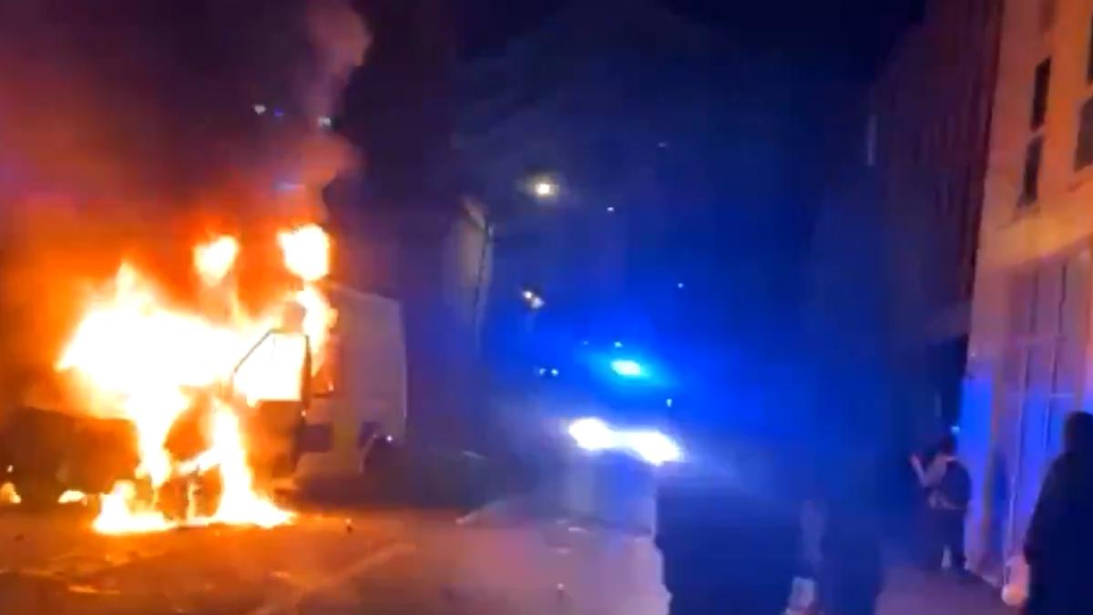 un-protest-pasnic-a-degenerat-rapid-in-uk--manifestantii-au-atacat-o-sectie-de-politie-si-au-ranit-mai-multi-ofiteri