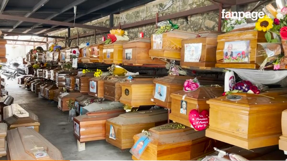 cimitirul-groazei-in-italia--900-sicrie-care-asteapta-sa-fie-inmormantate-de-un-an-prc-e2prc-80prc-9eiarta-ma--mama--ca-nu-te-pot-ingropaprc-e2prc-80prc-9d-video