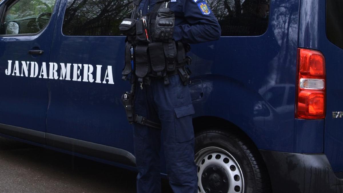 jandarm-roman--injunghiat-in-timp-ce-incerca-sa-imobilizeze-un-barbat-ce-ameninta-ca-se-arunca-de-la-etaj