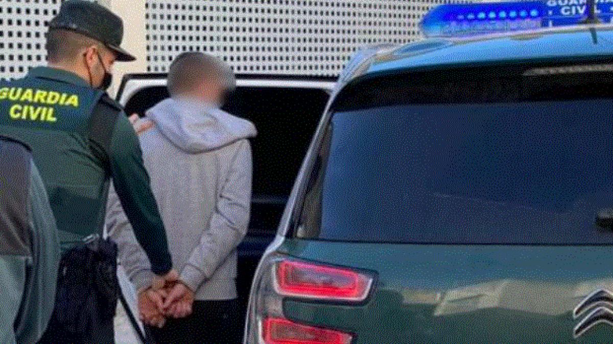 spania--cinci-romani--dintre-care-trei-minori--au-jefuit-mai-multe-magazine-de-telefoane-mobile