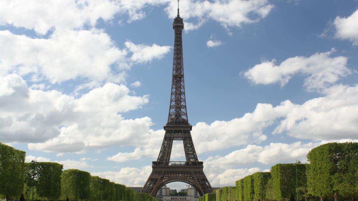 turnul-eiffel-implineste-azi-132-de-ani--povestea-monumentului-si-a-legaturii-romanilor-cu-acesta