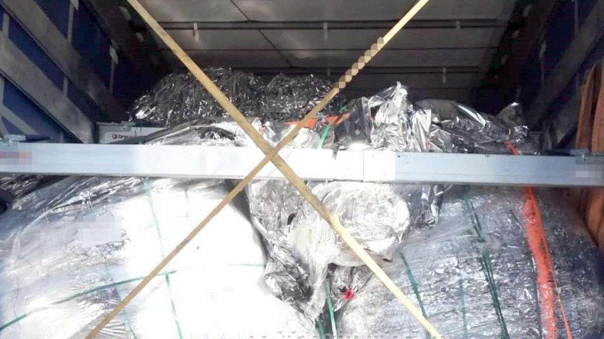 doua-camioane--oprite-la-frontiera-romaniei--erau-incarcate-cu-tone-de-deseuri-din-material-plastic-si-cauciucuri-uzate