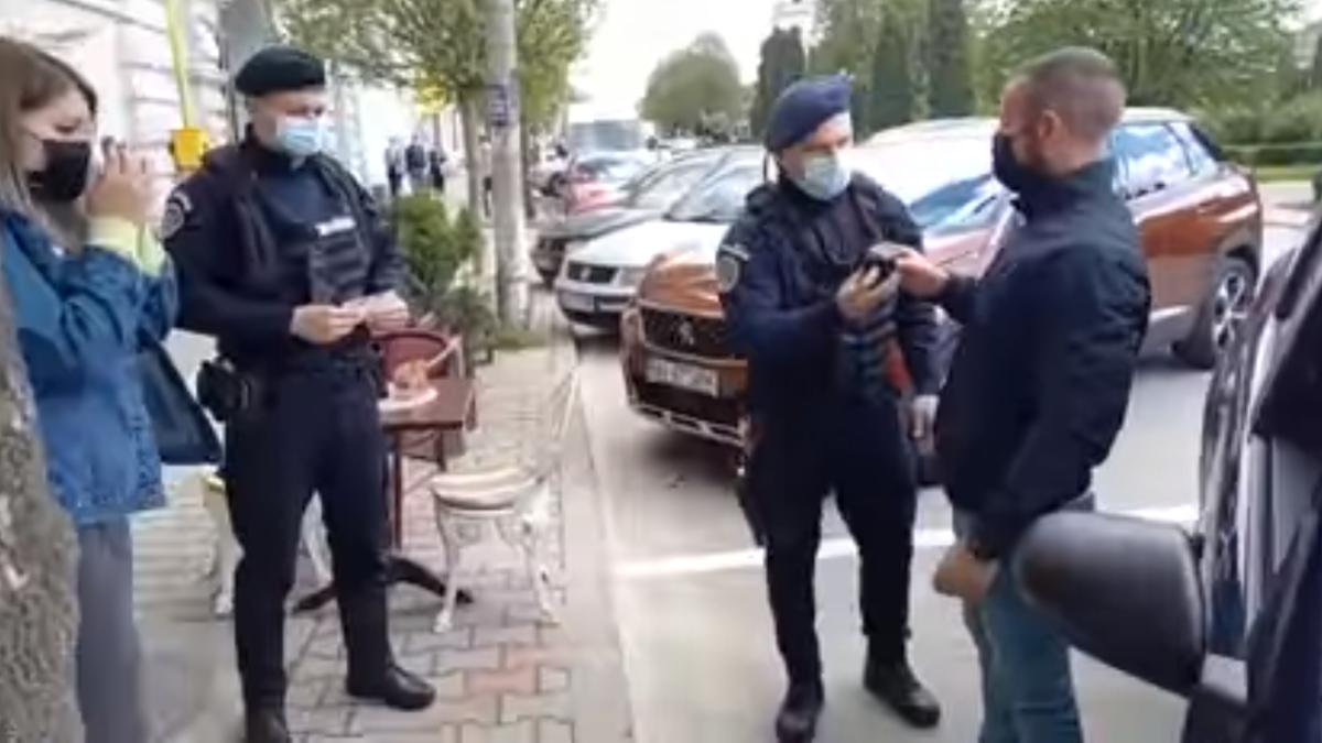 un-tanar-roman-si-a-cerut-iubita-in-casatorie-in-timp-ce-era-prc-e2prc-80prc-9esaltatprc-e2prc-80prc-9c-de-jandarmi