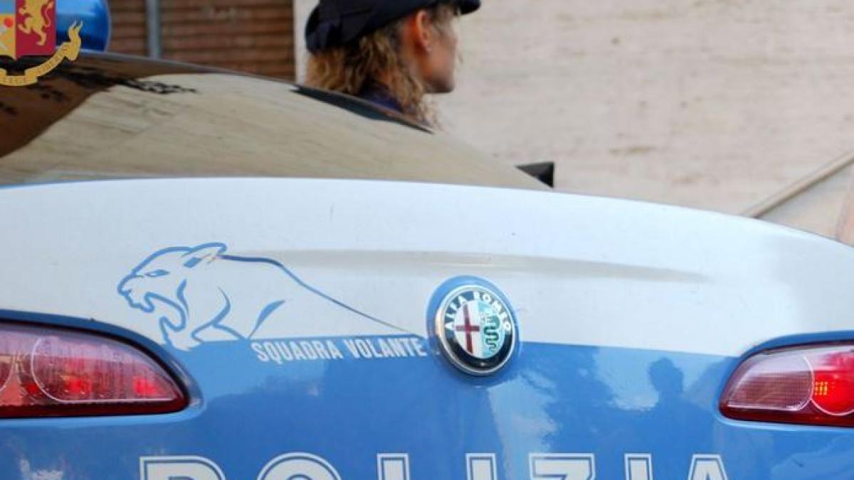 italia--un-roman--care-achita-cumparaturile-folosind-carduri-de-credit-furate--retinut-de-politisti