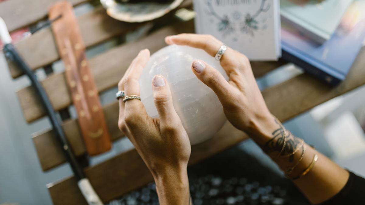 horoscop-luna-noua-conjuncta-cu-lilith--furii-si-neputinte-pana-la-eclipsa-de-soare--ce-ne-aduce-cea-mai-intunecata-energie-a-zodiacului