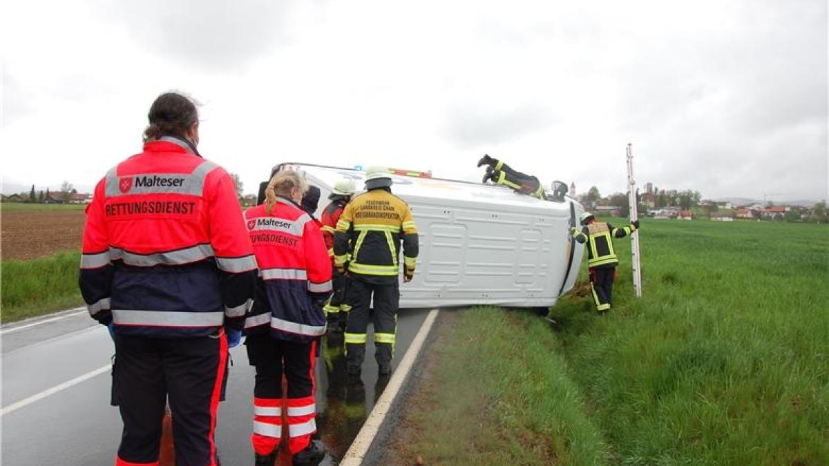 microbuz-raspurnat-germnaia-pompieri-salvare