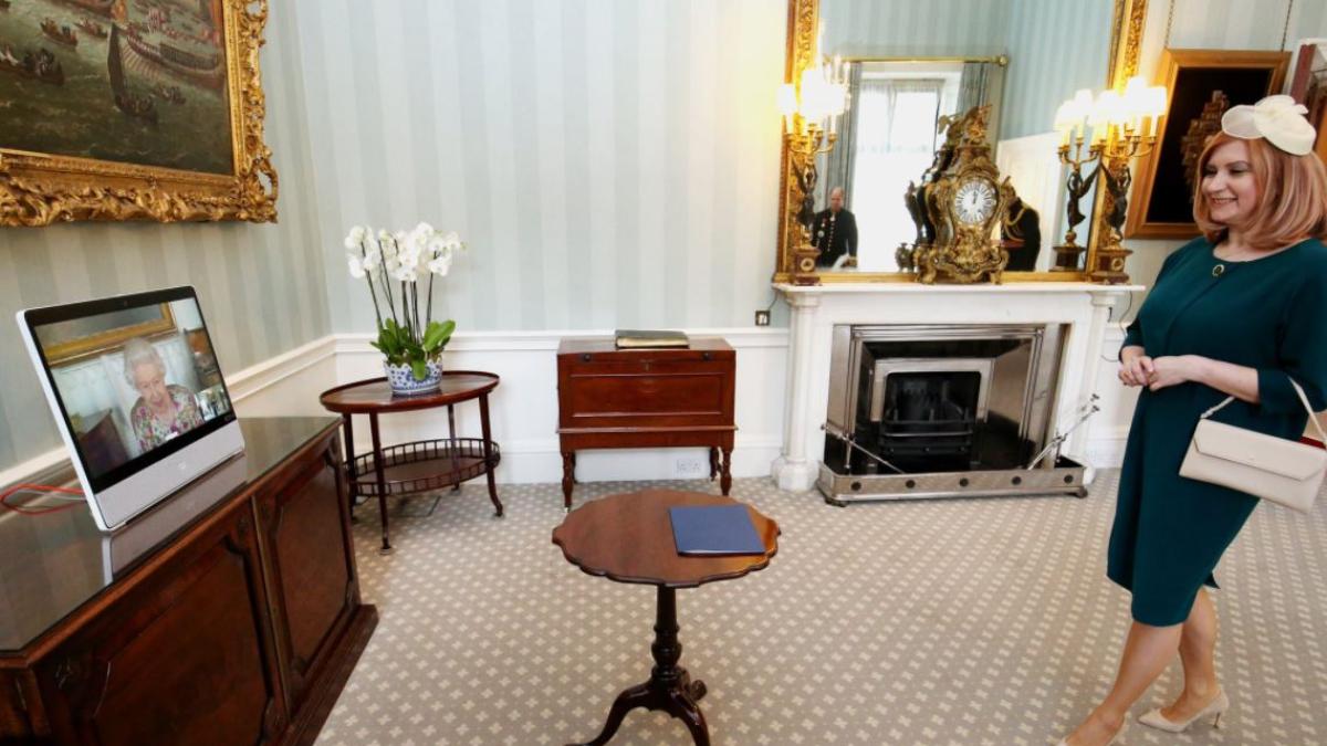 laura-popescu--ambasadorul-romaniei-la-londra--laura-popescu--si-a-prezentat-scrisorile-de-acreditare-reginei-elisabeta-a-ii-a