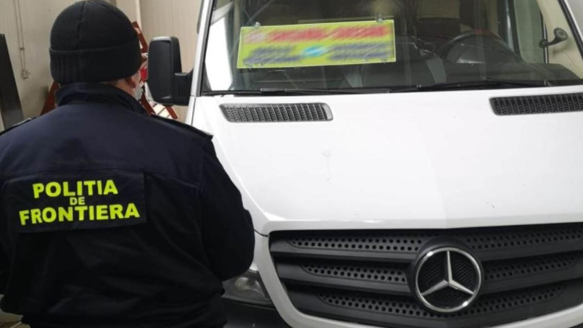 microbuz-oprit-la-frontiera