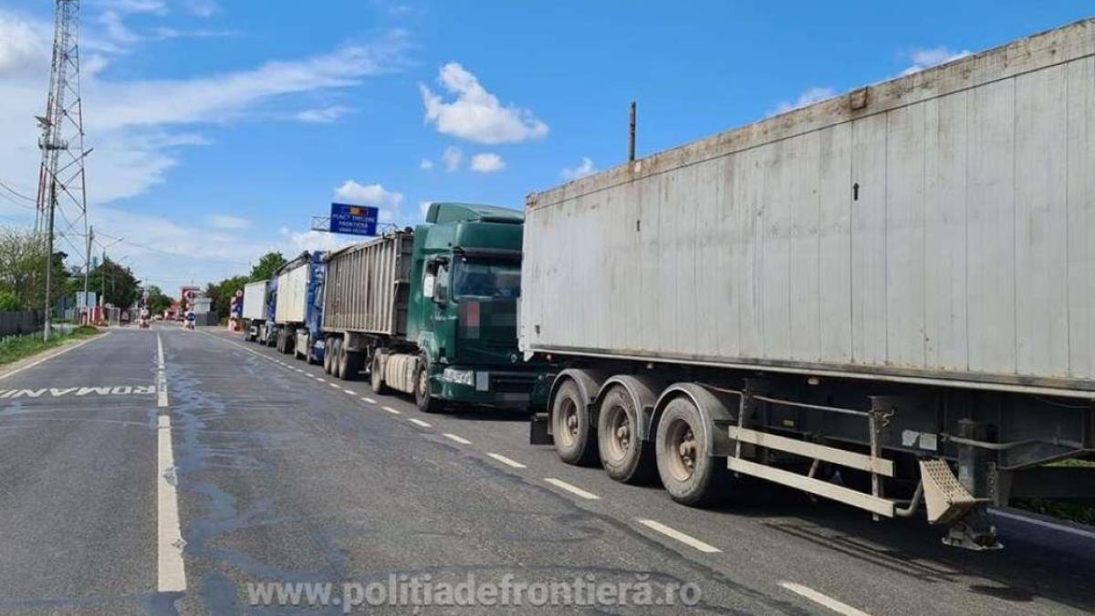 cinci-autocamioane--oprite-la-vama-veche--automarfarele-erau-incarcate-cu-deseuri-metalice-din-bulgaria