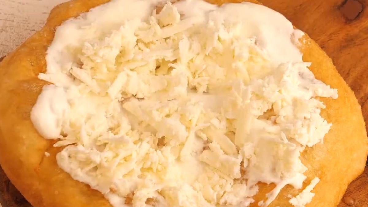 langosi-cu-smantana--cascaval-si-usturoi--crocanti-la-exterior-si-foarte-pufosi-la-interior--atat-de-buni-incat-cu-greu-te-poti-opri-la-unul