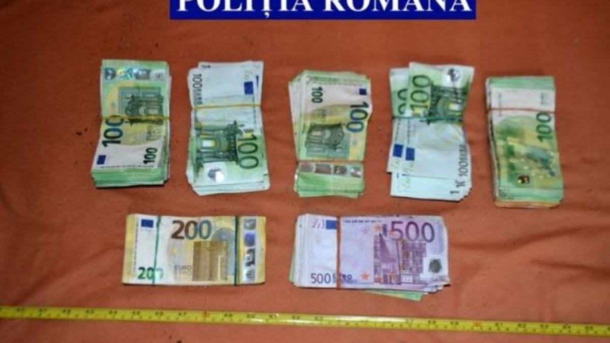 perchezitii-la-domiciliul-romanului--care-a-vrut-sa-dea-o-mita-record-unor-politisti--ce-au-gasit-oamenii-legii-in-casa-acestuia