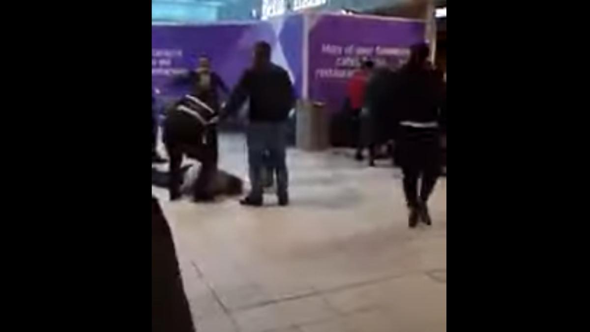 bataie-romani-aeroport-luton-capt-vid