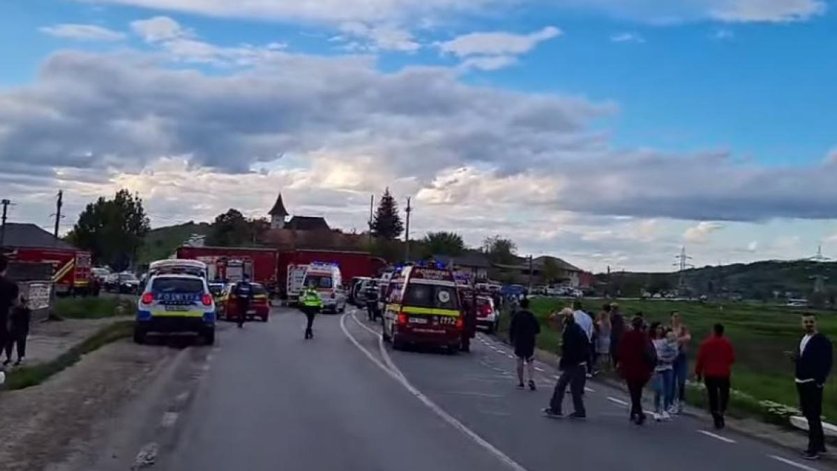 cine-sunt-victimele-accidentului-grav--produs-sambata--in-iasi--un-tir-a-lovit-un-microbuz--in-care-se-aflau-mai-multe-persoaneprc-c2prc-a0