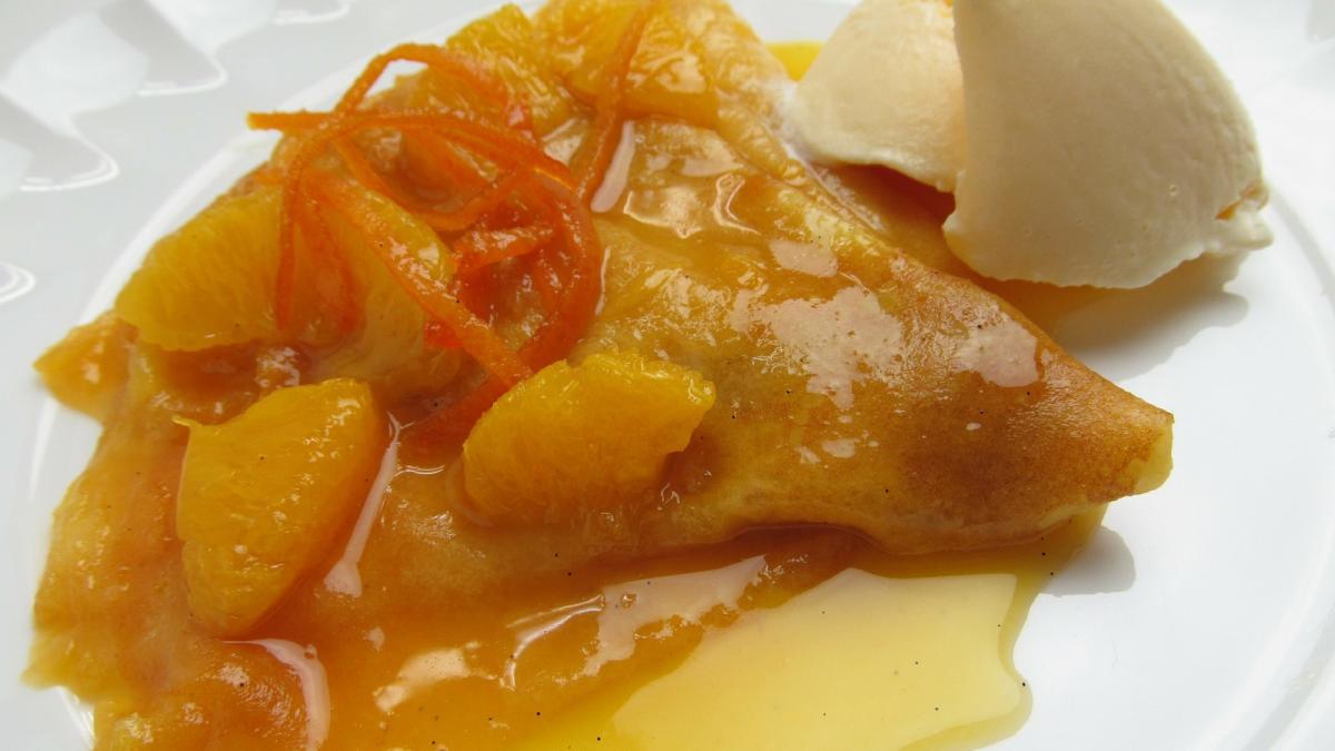 crepes-suzette--reteta-de-clatite-frantuzesti--le-bat-de-departe-la-gust-pe-cele-clasice