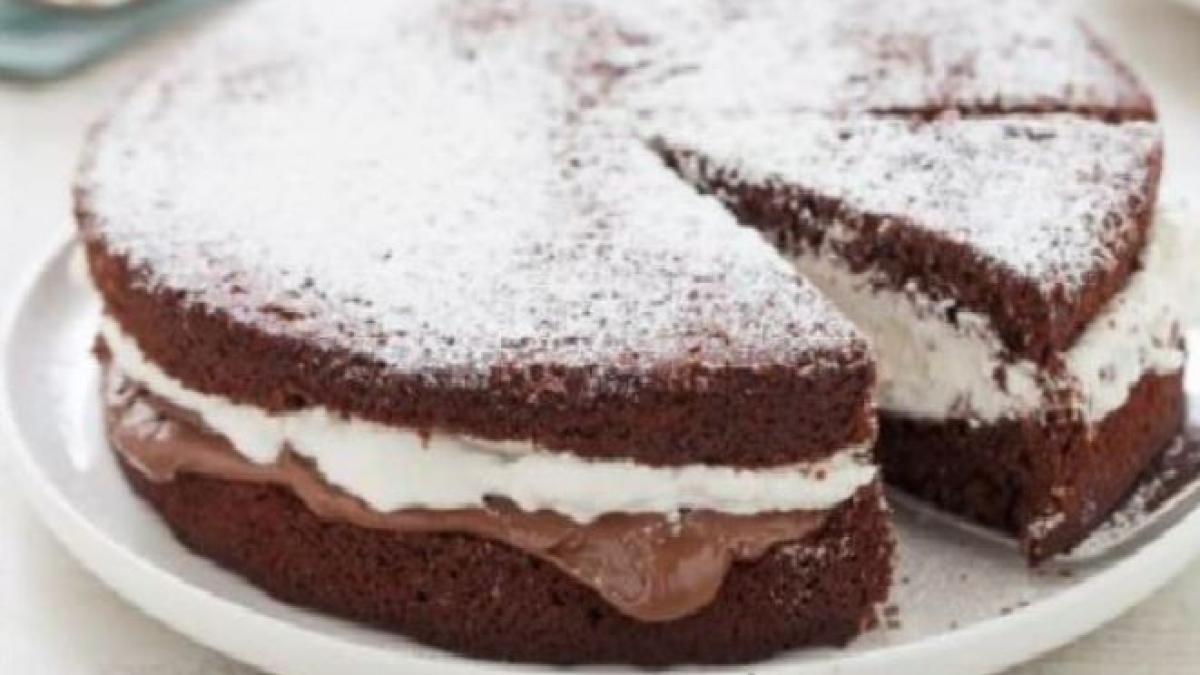 tort-de-cacao--cu-crema-de-nutella-si-frisca--o-reteta-usoara