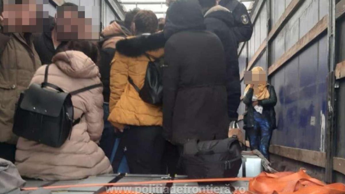 sofer-turc--la-volanul-unui-tractor--oprit-in-vama-nadlac--barbatul-care-transporta-aparatura-electronica--luat-la-intrebari-de-politisti