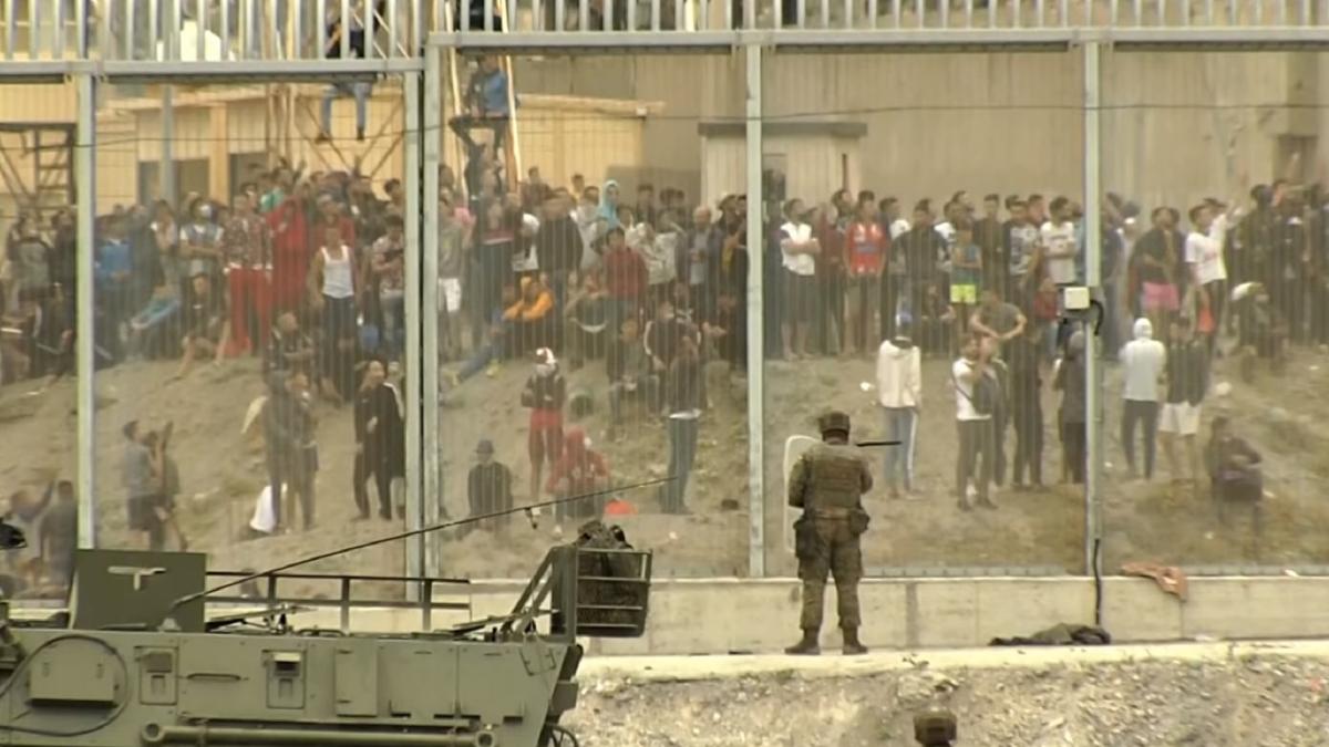 asediul-din-ceuta--spania-acuza-marocul-ca-i-a-lasat-pe-imigranti-sa-treaca--marocanii--suparati-ca-spaniolii-au-ajutat-un-separatist