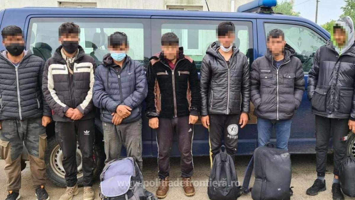 opt-persoane--retinute-de-politistii-romani--dupa-ce-au-traversat--ilegal--dunarea