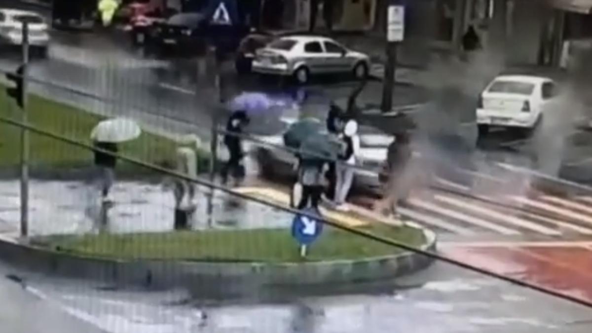 doi-tineri-loviti-trecerea-de-pietoni-galati