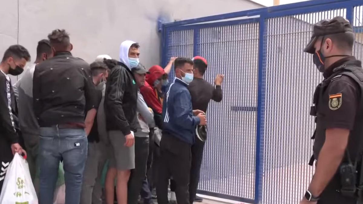 spania-spune-ca-a-trimis-inapoi-in-maroc-peste-6-500-din-cei-8-000-de-migranti-ajunsi-in-ceuta